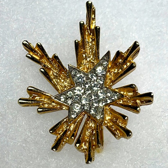 Trifari Single - Picture 2 of 11